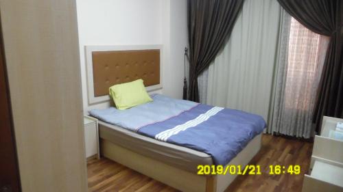 En eller flere senge i et værelse på Al Manar Flat Families only