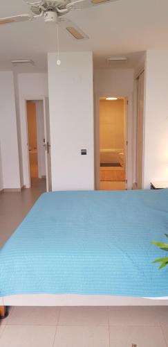 Una gran cama azul en una habitación blanca en Apartment Russell, en Marbella