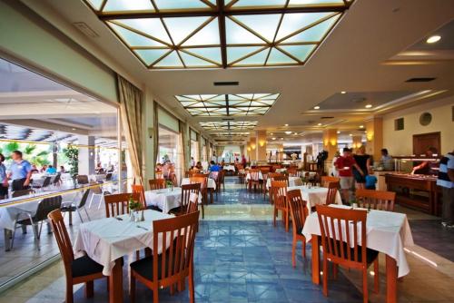 ห้องอาหารหรือที่รับประทานอาหารของ Zorbas Beach Hotel