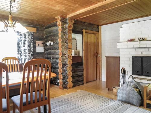 ein Esszimmer mit Tisch und Kamin in der Unterkunft Holiday Home Luppo by Interhome in Kyrö