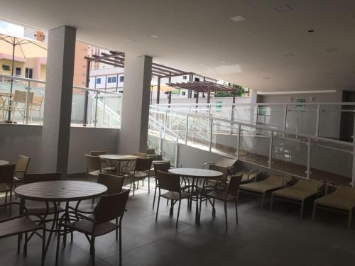 - Zona de comedor con mesas y sillas en un edificio en Everest Flat Service en Caldas Novas