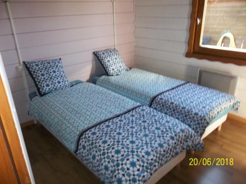 Habitación pequeña con 2 camas. en ALAGUYAUDER LE GITE DE L'ETANCHEE, en Châtillon-sur-Broué