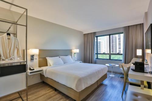 Cama ou camas em um quarto em Radisson Rio de Janeiro Barra