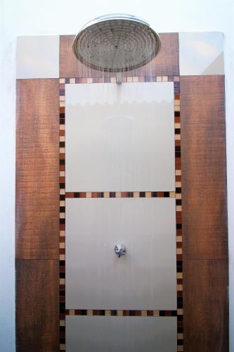 a front door of a building with a metal at Casa do Neguito in Olímpia