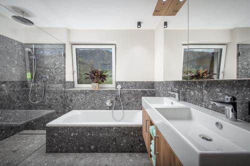 Ένα μπάνιο στο Luxus Wohnung Living 9