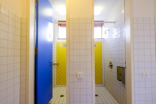 a bathroom with yellow and blue walls and tiles at Internationales Jugendgästehaus Dachau in Dachau