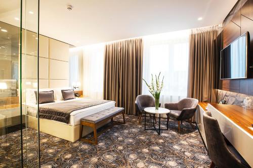 Ένα ή περισσότερα κρεβάτια σε δωμάτιο στο Sky Hotel