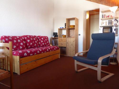 sala de estar con sofá y silla en La Maison Tresallet, en Les Coches