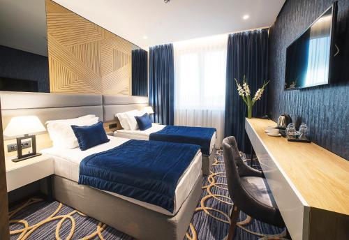 Ένα ή περισσότερα κρεβάτια σε δωμάτιο στο Sky Hotel