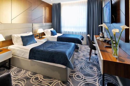 Ένα ή περισσότερα κρεβάτια σε δωμάτιο στο Sky Hotel