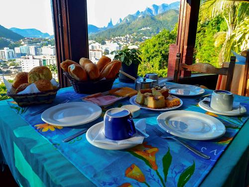 una mesa con platos de comida en un mantel azul en Hotel Philipp, en Teresópolis