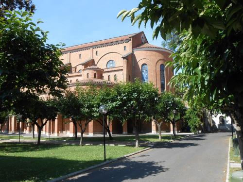 un grand bâtiment en briques avec des arbres devant lui dans l'établissement Casa La Salle - Roma Vaticano, à Rome