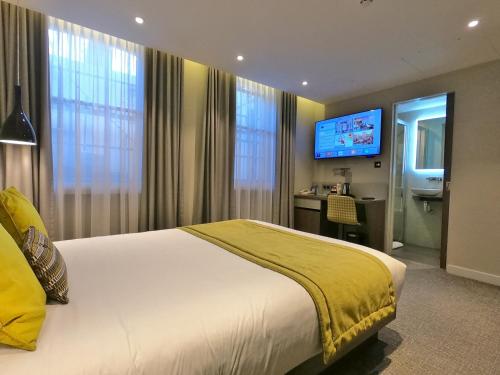 Säng eller sängar i ett rum på Best Western Plus Delmere Hotel