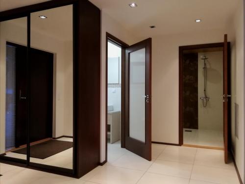 Kylpyhuone majoituspaikassa Marina Holiday Rauhan Village Apartments