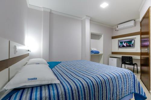 Łóżko lub łóżka w pokoju w obiekcie Hotel Trevita Foz