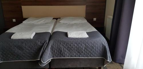 two beds sitting next to each other in a room at Centrum Promocji Leśnictwa w Mucznem in Lutowiska