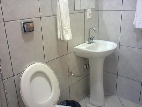 ピレノポリスにあるPousada Do Mestreのトイレと洗面台付きのバスルーム
