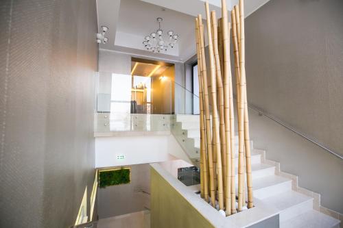 uma escada com postes de bambu numa casa em Primera Dru Hotel&Spa em Baia Mare