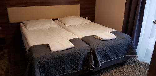 a bed with two towels on top of it at Centrum Promocji Leśnictwa w Mucznem in Lutowiska