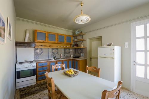 uma cozinha com uma mesa com uma taça de fruta em Ev Zin Mouria em Leonidio