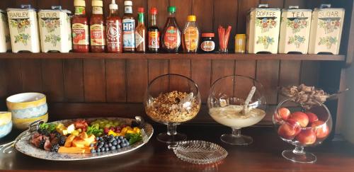 プリンス・アルバートにあるMirtehof Guest Farm Estateのテーブル(2皿分の食べ物とワイングラス2杯付)