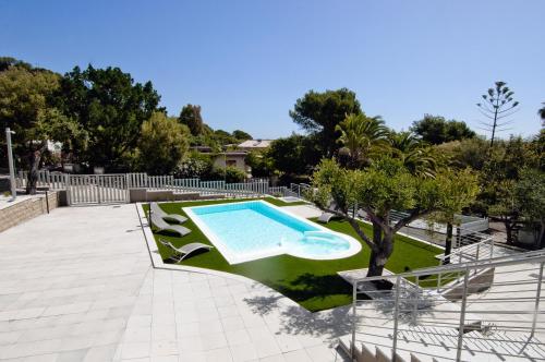 una piscina in un cortile con un albero di Villa Marianna a Castiadas