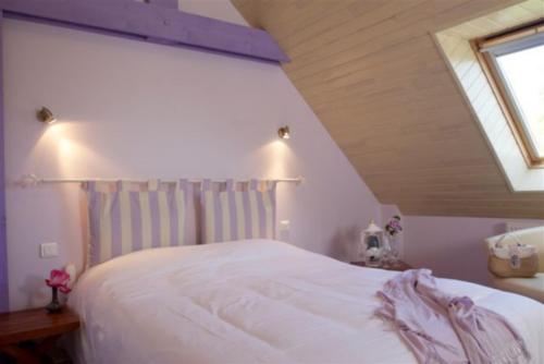 Logis Hotel Belle-Vueにあるベッド