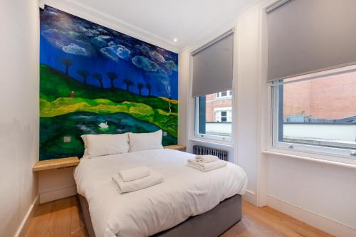 1 dormitorio con una gran pintura en la pared en Museum View, en Londres