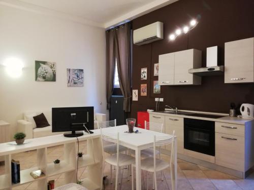 ボローニャにあるResidenza Galvaniの小さなキッチン(白いテーブル、椅子付)