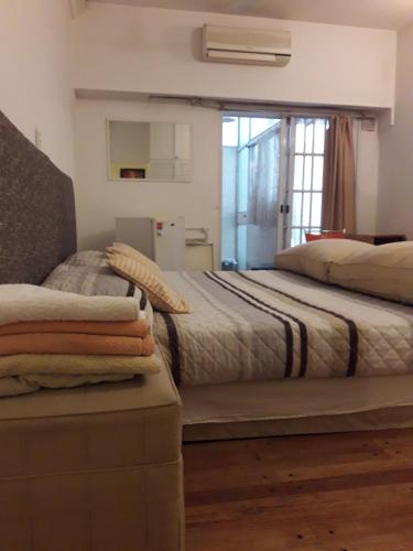 Un dormitorio con una cama grande y una ventana en Departamento Alto Palermo en Buenos Aires