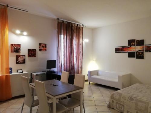 波隆那的住宿－烏戈巴斯公寓，客厅配有餐桌和沙发