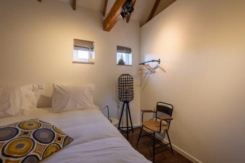 a bedroom with a bed and a camera and a tripod at Hostellerie Horst in Horst