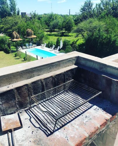 a metal grill on the side of a swimming pool at Ommbungalows in Colón