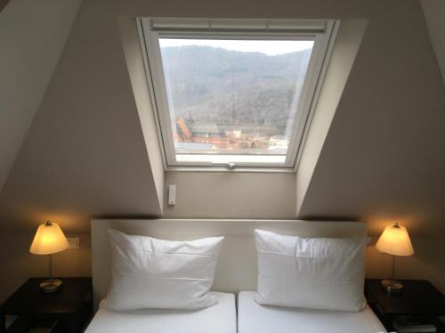 Ein Bett oder Betten in einem Zimmer der Unterkunft Villa Waldfrieden - Gästehaus zum Jugendstilhotel