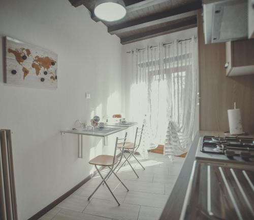 貝加莫的住宿－Divino Suite 2.0，一间厨房,里面配有桌椅