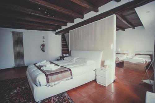 - une chambre avec un grand lit blanc dans l'établissement Divino Suite 2.0, à Bergame
