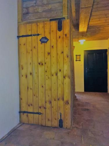 a large wooden door in the corner of a room at Apartmány Stará Škola in Krásná Lípa