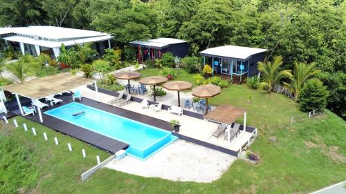 una vista aérea de una casa con piscina en La Colina Pura Vista en Bejuco