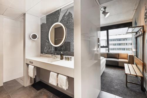 H4 Hotel Mönchengladbach im BORUSSIA-PARK tesisinde bir banyo