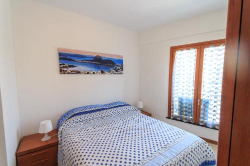 een slaapkamer met een bed en een raam bij Bilocale a 50 metri dal mare in Varazze