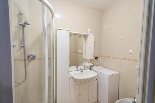 een badkamer met een wastafel, een douche en een toilet bij Bilocale a 50 metri dal mare in Varazze