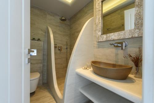 Baðherbergi á Ocean Bay Suites