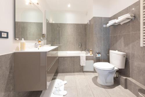 een badkamer met een toilet, een wastafel en een bad bij Sweet Inn - Maison Blanche in Juan-les-Pins