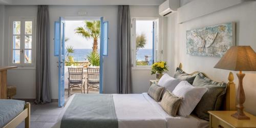 Rúm í herbergi á Ocean Bay Suites
