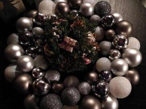 a pile of balls sitting on a table at Apartment HAUS MERLIN am Böckelsberg in Weimar