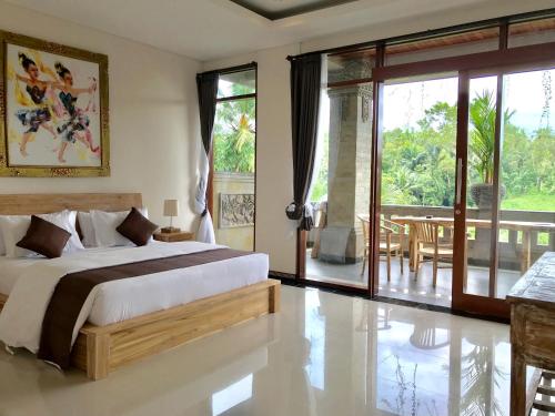 Postel nebo postele na pokoji v ubytování Ubud Paras Villa