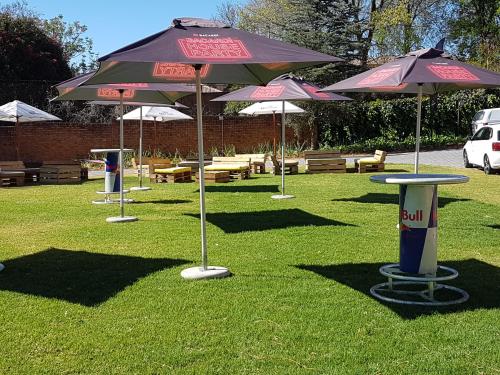 Taman di luar Bryanston Drive Elegant Guesthouse & Boardroom Facilities