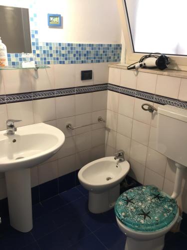 een badkamer met een wastafel en een toilet bij Monolocale Santuzza in Mondello