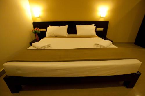 سرير أو أسرّة في غرفة في Hotel Sunshine