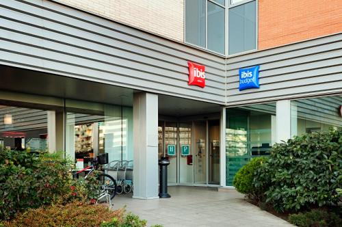 a store front of a shopping mall with aidas sign at Ibis Budget Lleida in Lleida